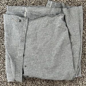 Lululemon Athletica customizable snap scarf gray and white herringbone design